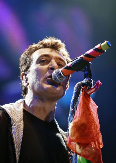 El cantante durante su actuación, en concierto en el Palacio de Deportes. Grupos musicales. Música. Vertical.