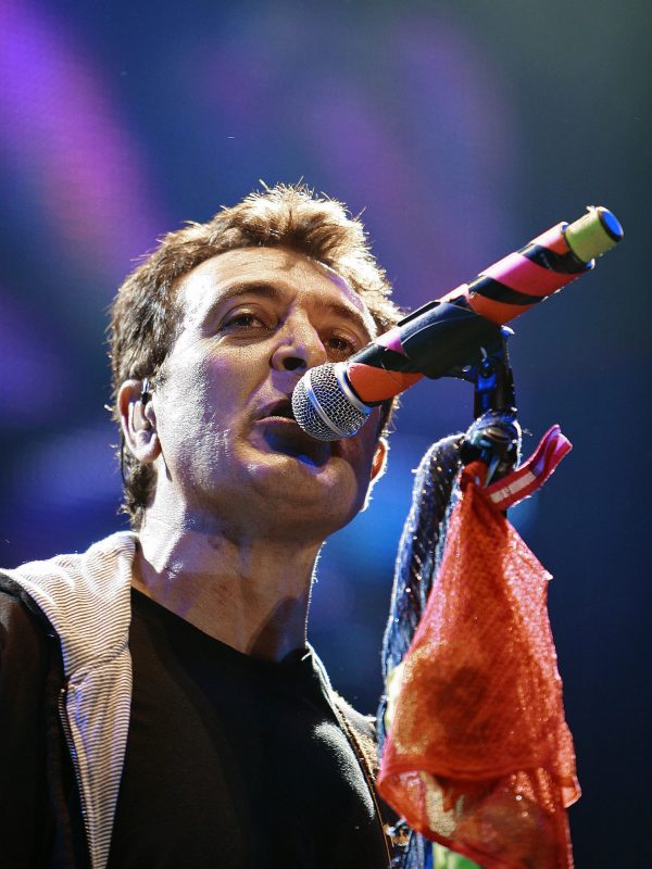 El cantante durante su actuación, en concierto en el Palacio de Deportes. Grupos musicales. Música. Vertical.